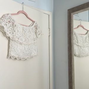 Off the shoulders lace crop top!